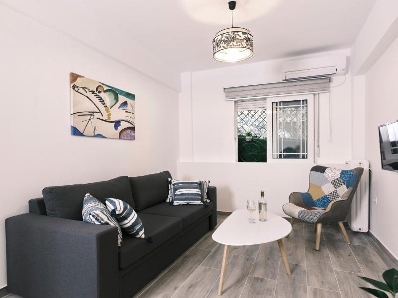 "Under the olive tree"- Beautiful apartment in the heart of Athens — отель в Афины, Греция