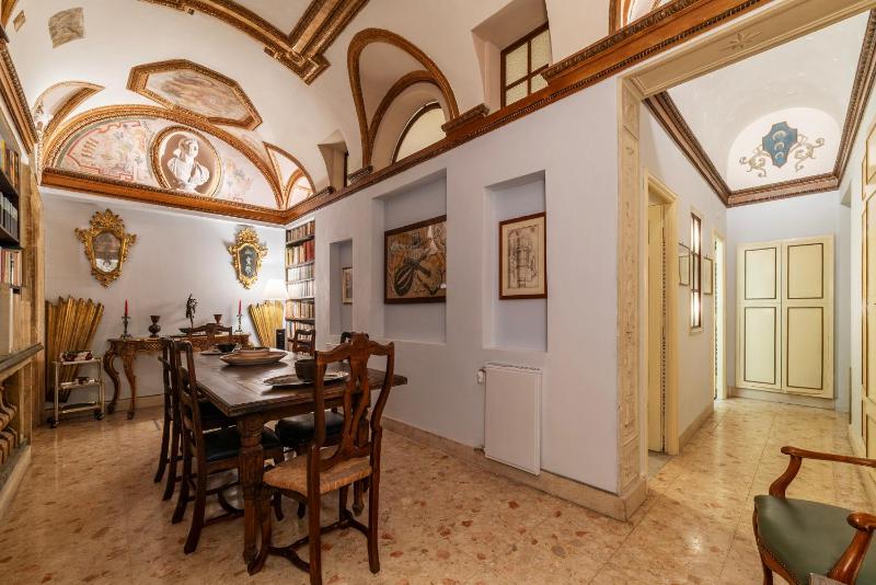 Pantheon Apartment - L'angolo nascosto dei quadri — комфортный отель в Риме