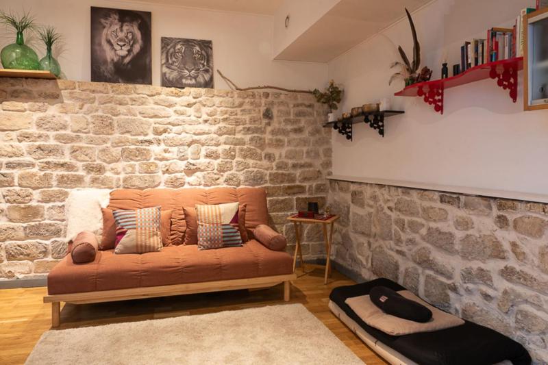 Цены на Bright studio of 25 m in the heart of Paris 4th в Париже
