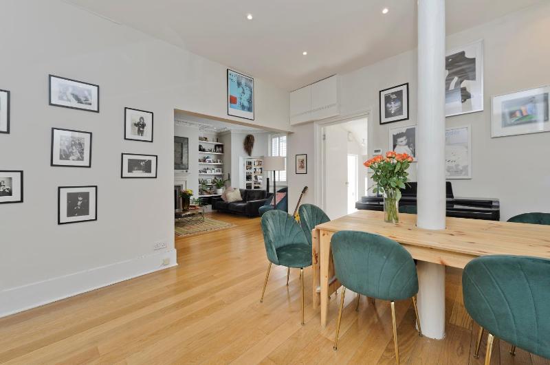 Beautiful Battersea Home by Clapham Junction by UnderTheDoormat — комфортный отель в Лондоне