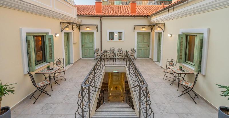 Цены на The Stone Manor , Noho boutique Thissio в Афины