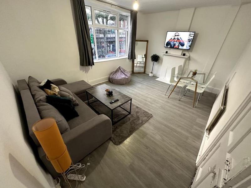 Incredible 2 Bedroom On Tower Bridge — комфортный отель в Лондоне