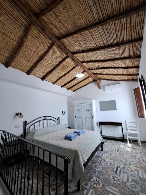 SA DOMU ANTIGA a Tortolì - Casa Storica Ristrutturata