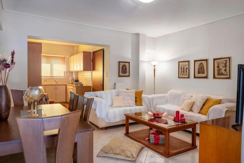 Lovely home apt with private parking next to Metro — отель в Афины, Греция