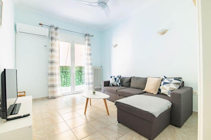 Your Perfect Place 1min from Kato Patissia Station -100Mbps — отель в Афины, Греция