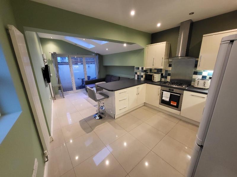 Large 4 Bedroom House In Central London — забронировать отель в Лондоне