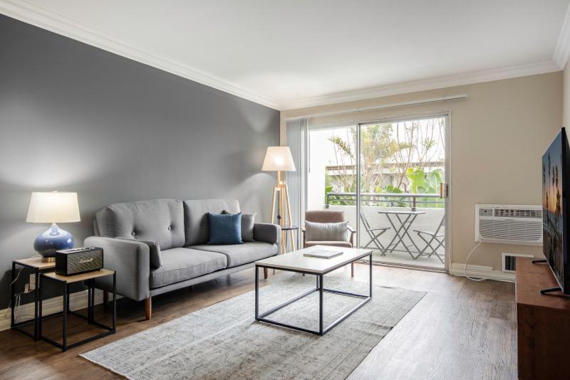 Цены на Westside 1BR w Pool Gym Bball Tennis Courts LAX-85 в Лос-Анджелесе