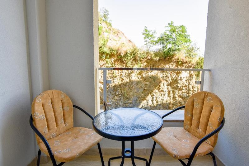 Sea View Flat w Balcony 5 min to Beach in Budva — отель с удобствами в Будва