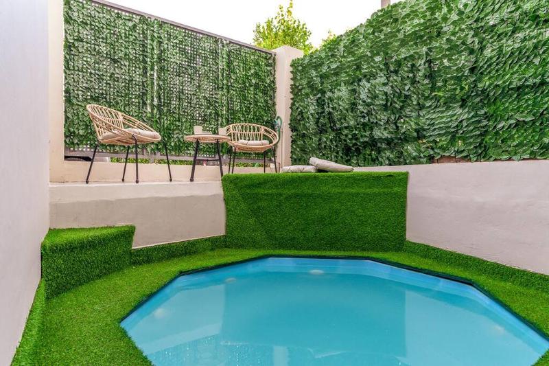 2 Floor apartment with private Pool — комфортный отель в Афины