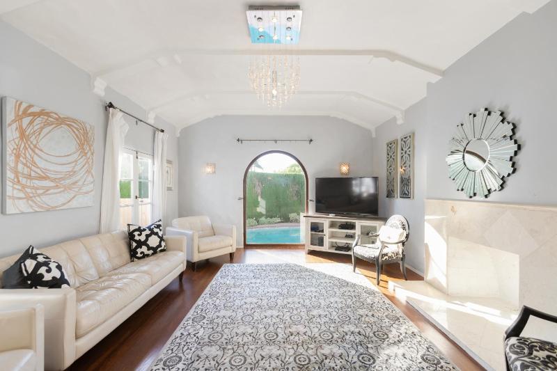 Цены на Walk to Rodeo Drive Luxury Villa with Pool в Лос-Анджелесе