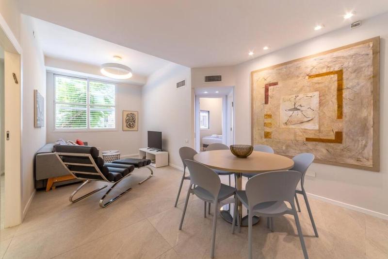 Цены на Renovated 3 Bedrooms / 2 bath on Frishman st. в Тель-Авиве