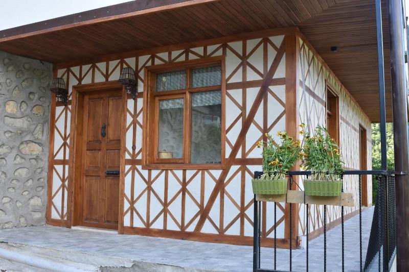 CAYKARA-NANAGA1883-Entire 1 Bedroom Flat with Balcony-Lake-Mountain View — комфортный отель в Трабзоне