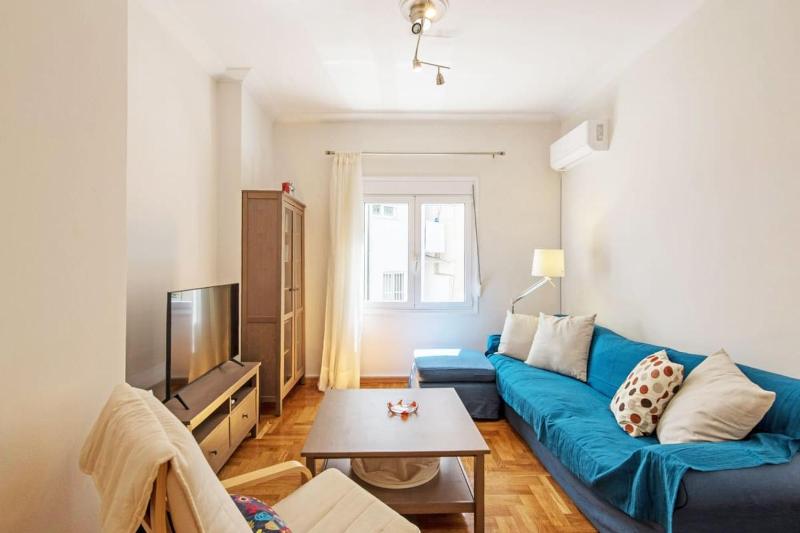 Quiet Central apt in picturesque Pagrati — забронировать отель в Афины