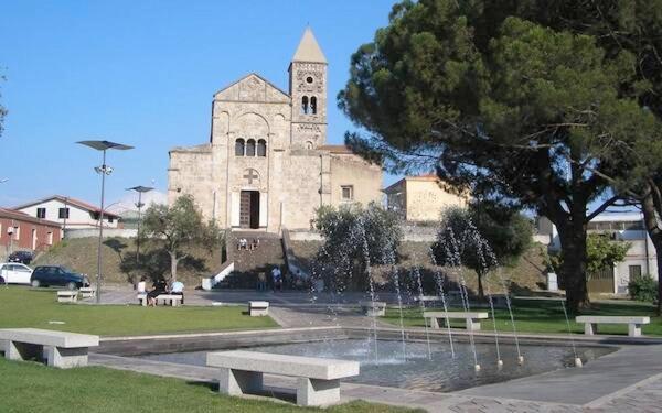 Appartamento Santa Giusta - Spazioso Alloggio con Colazione