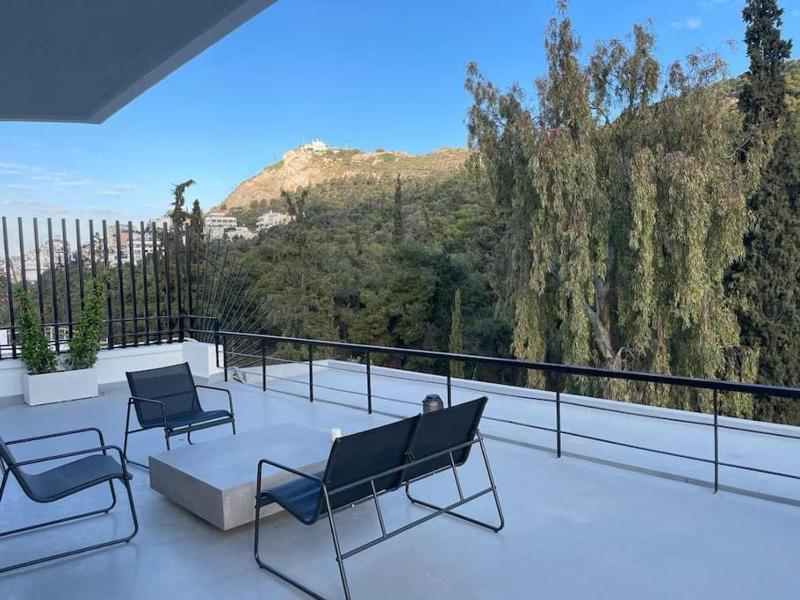 The World is Beautiful - Cozy Rooftop in Kolonaki! — отель с удобствами в Афины