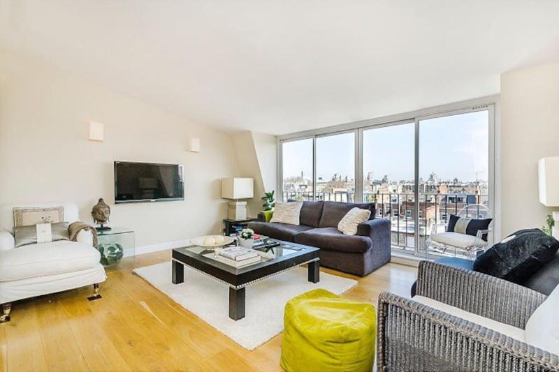 Цены на Penthouse with stunning views and great location! в Лондоне