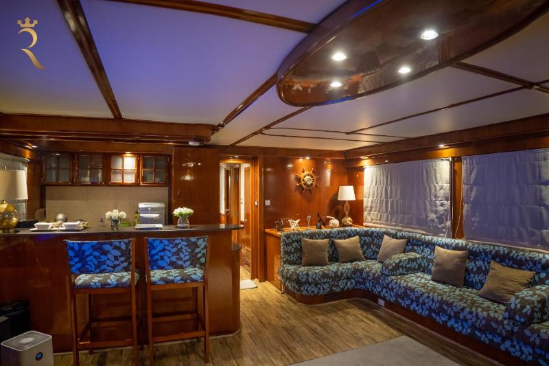 A Serene Getaway Loloa Pleasure Houseboat — комфортный отель в Абу