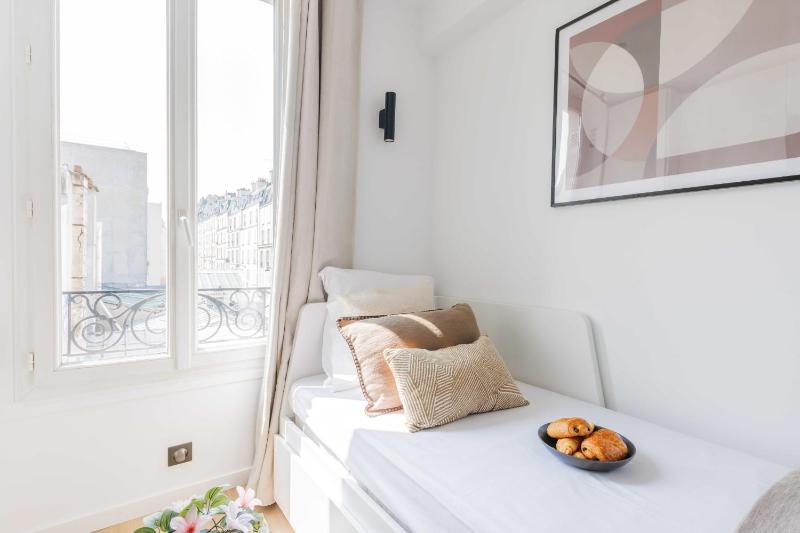 Charming renovated apartment — забронировать отель в Париже