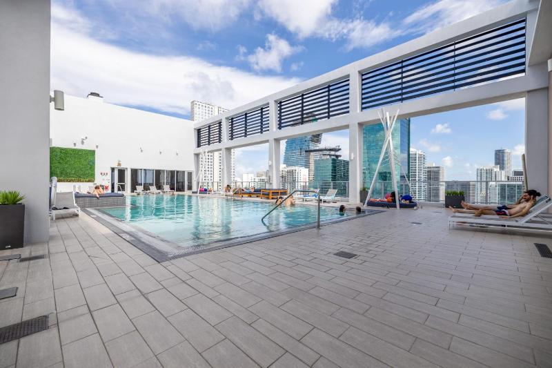Cozy Downtown Pad- Luxe Rooftop pool gym and more — отель с удобствами в Майами