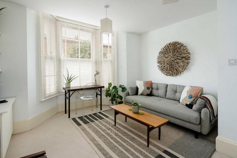 Beautiful Designer Flat in Maida Vale, Sleeps 4 — забронировать отель в Лондоне