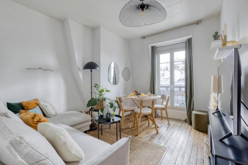 Nice and authentic 2 Rooms Flat - Heart of Paris 11 — отзывы гостей и цены