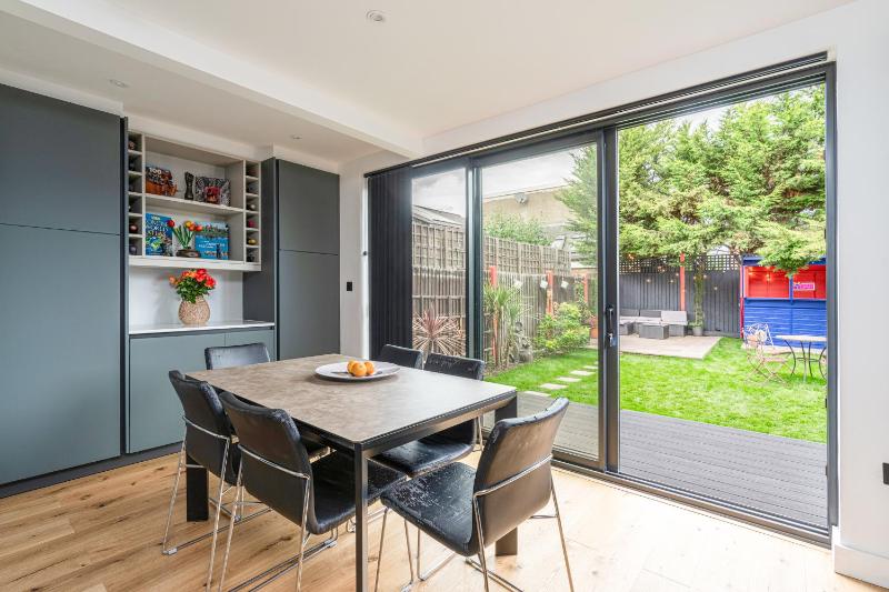 JOIVY Stunning 2 bed house with garden and free parking, near Clapham Park — отзывы гостей и цены