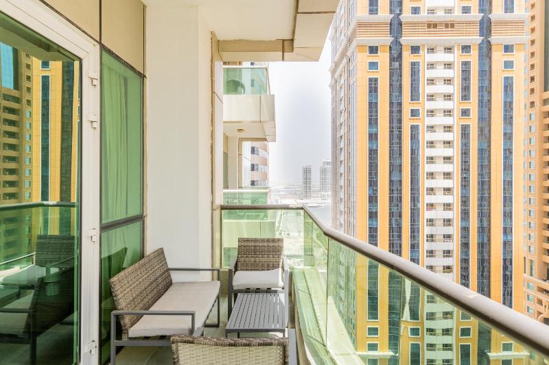 Nasma Luxury Stays - Elegant Retreat With Terrace Near Marina Walk — отель с удобствами в Дубае