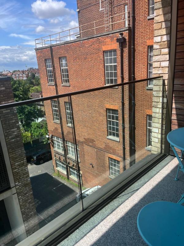 Beautiful 2 bed Flat in Finchley Road, Camden — отель с удобствами в Лондоне