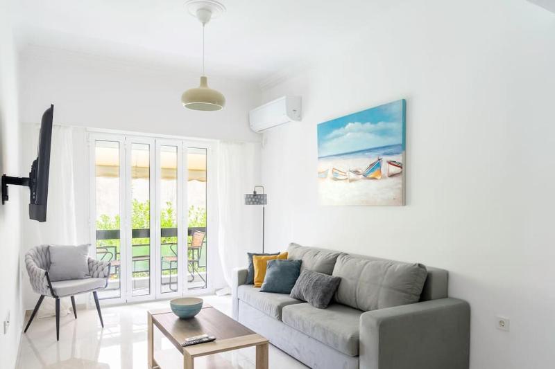 Alimos Sun-filled apartment — отель с удобствами в Афины