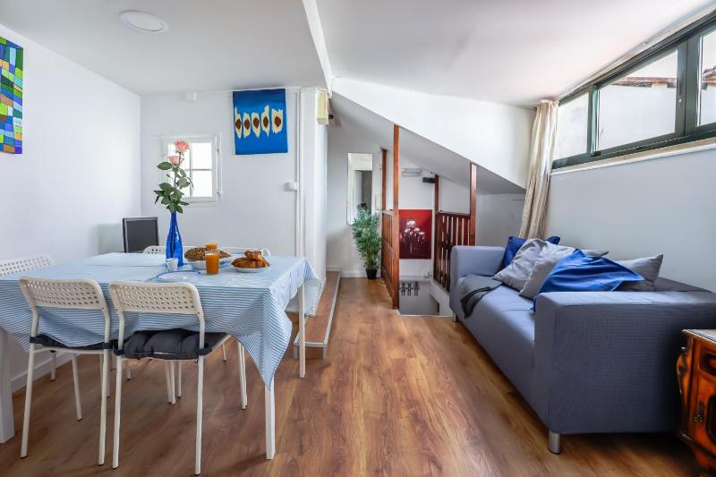 Цены на Cozy 3 Bedroom Apt in lively Bairro Alto в Лиссабоне