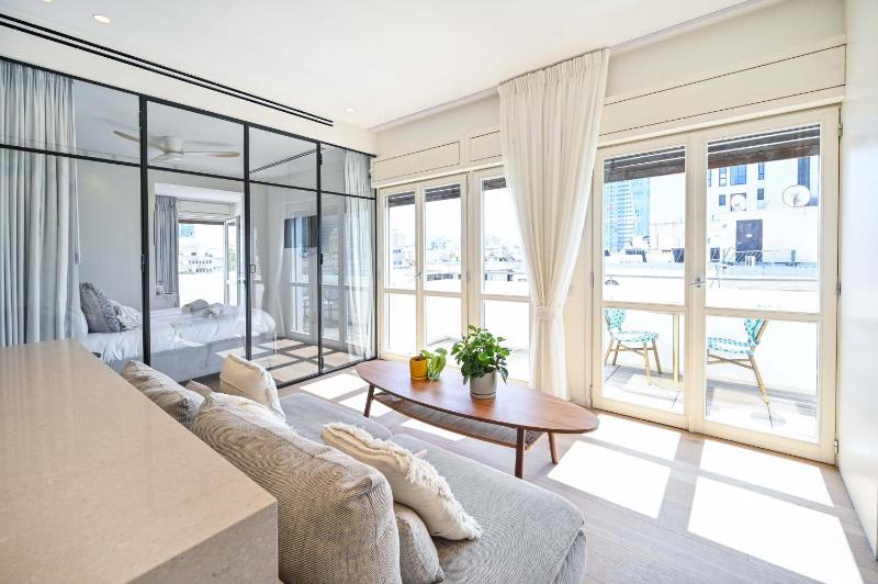 Charming 1BR Apt in Authentic Bauhaus Building — отель с удобствами в Тель-Авиве