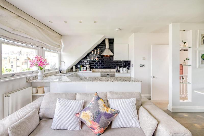 The Luxury 'Treehouse' - One bed Little Venice — комфортный отель в Лондоне