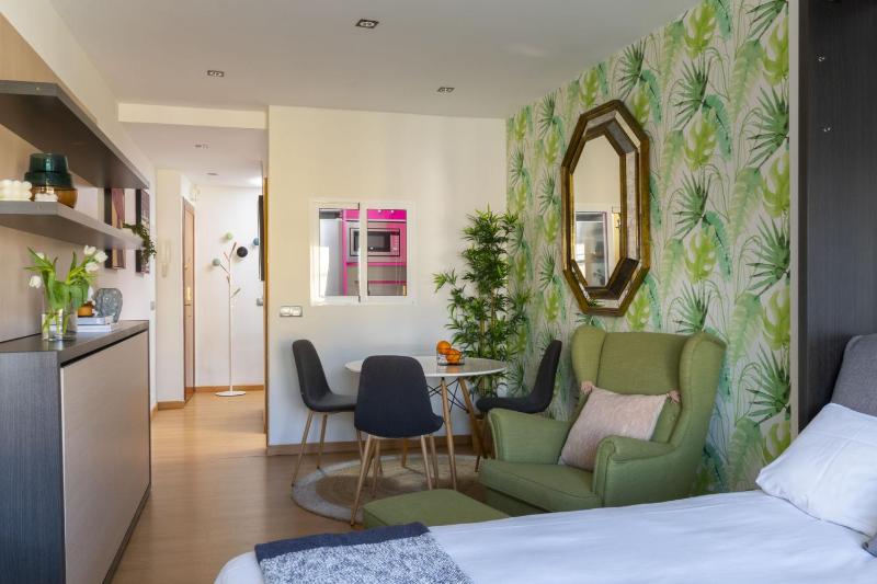Cozy studio overlooking Pedro Zerolo Square — отель в Мадриде, Испания