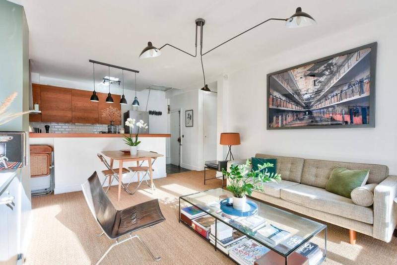 Цены на Cosy Flat in the heart of Paris в Париже