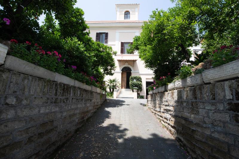 Domus Cordara - Splendido appartamento nel verde — отель с удобным расположением в Риме