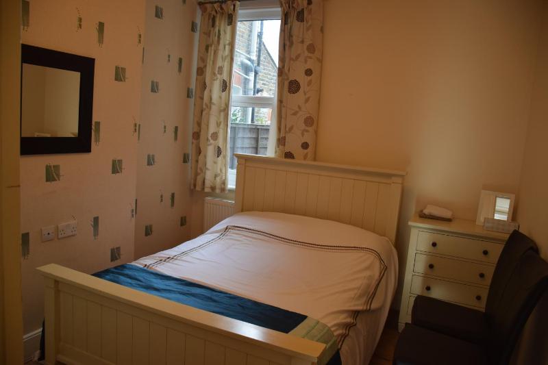 Bedroom Flat Colliers Wood — отель в Лондоне, Соединенное Королевство