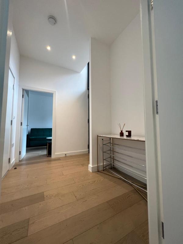 Luxury Modern 1 Bed Apartment — отель с удобствами в Лондоне