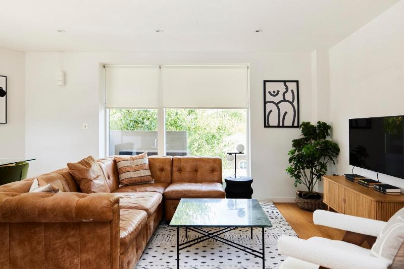 Цены на The Copenhagen Place - Enchanting 2BDR Flat with Balcony в Лондоне