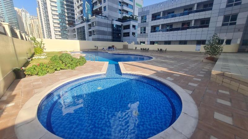 Yellow studio apt 913 hotel in Marina Diamond One — отель с удобствами в Дубае