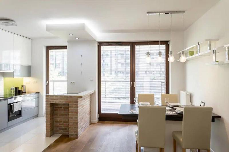 Golden Apartments Warsaw - Big Luxury And Bright Apartment - Siedmiogrodzka 1 — комфортный отель в Варшаве