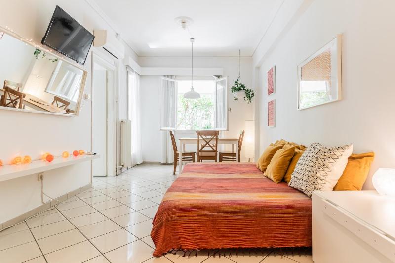 Beautiful apt with green veranda - Heart of Athens — забронировать отель в Афины