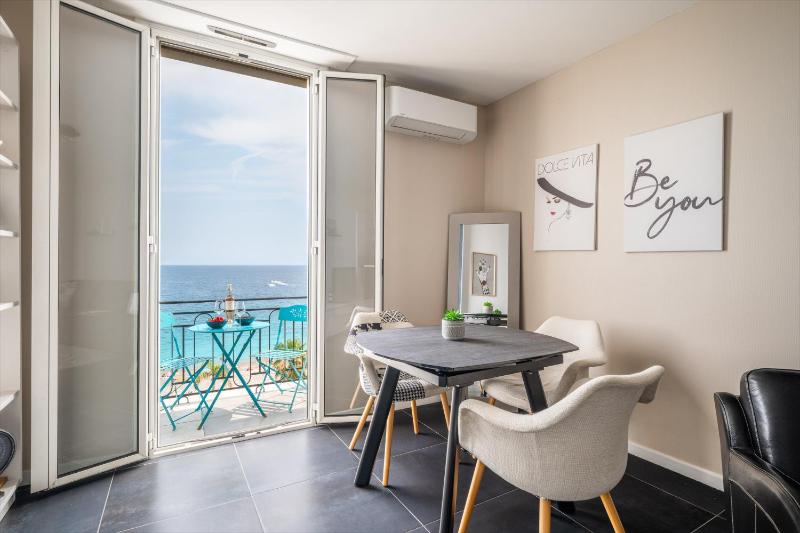 Le balcon de la baie des Anges — забронировать отель в Николь