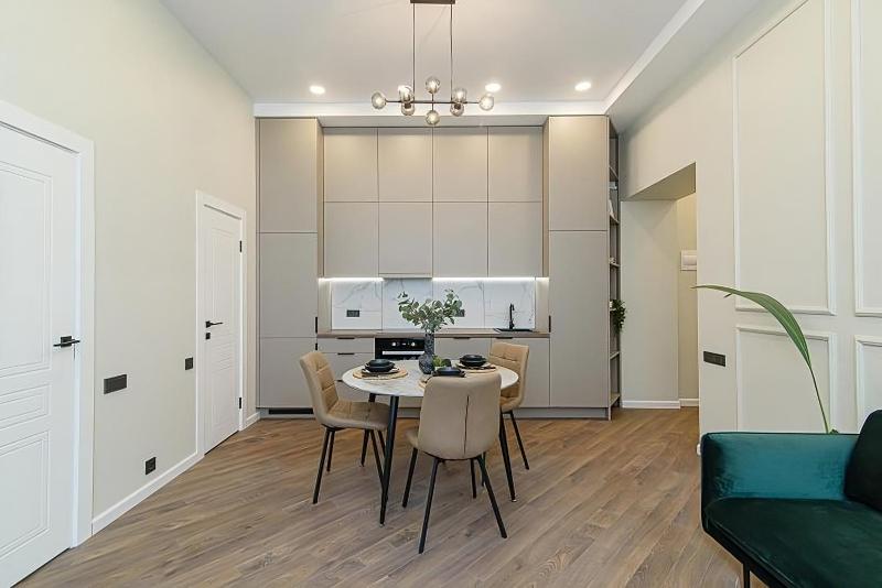 FREE PARKING Old Town & Central Station Apart with Balcony — забронировать отель в Вильнюсе