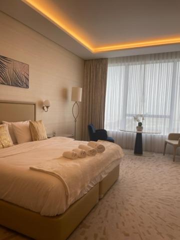 Reserve Now Stylish Studio4 in Palm Tower sky pool Views — отель с удобствами в Дубае