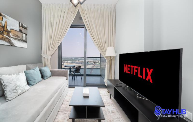 Canal View Gem: 1BR Apartment — отель с удобным расположением в Дубае