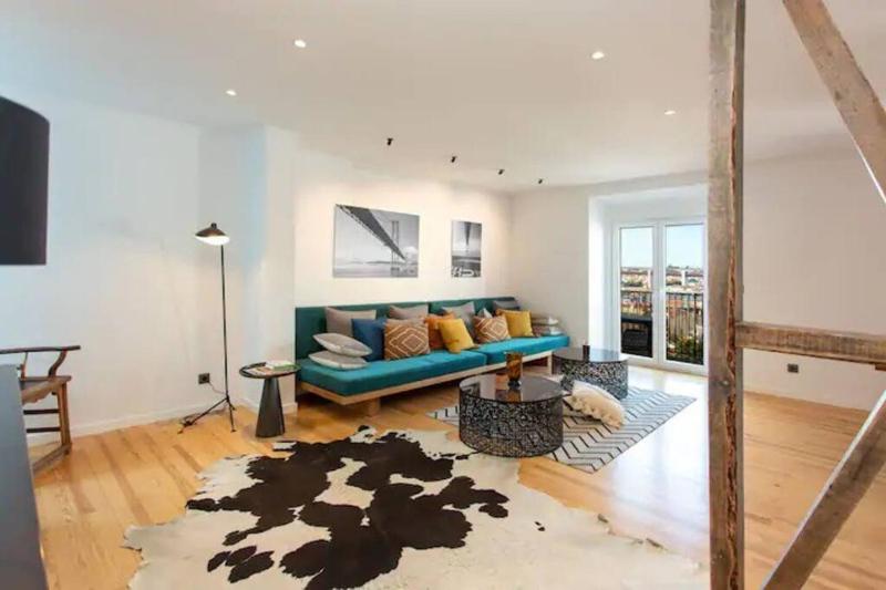 Цены на Lumineux Duplex Terrasse avec vue sur le Tage в Лиссабоне