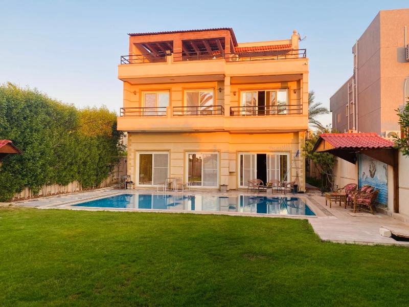 Lovely Villa 5- bedroom with Overflow Pool with Nice Garden at Green Oasis Resort — забронировать отель в Александрии