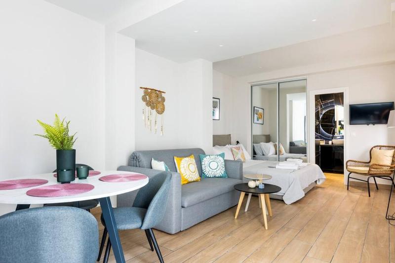 The Garden Studio Glyfada — комфортный отель в Афины
