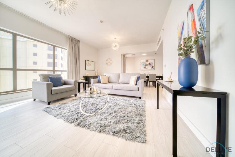 Refined 2BR At Shams 1 JBR by Deluxe Holiday Homes — комфортный отель в Дубае