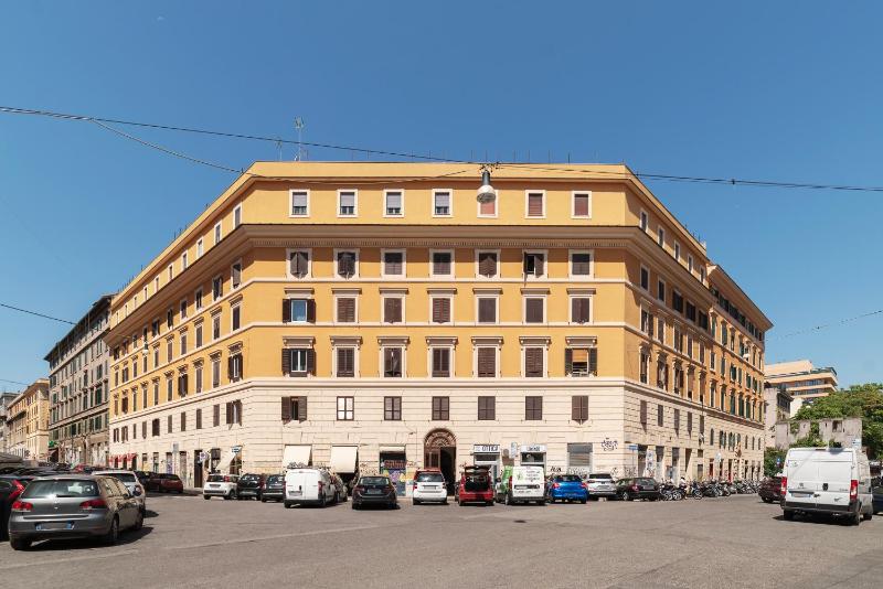 The set of Pasolini's films Apartment — забронировать отель в Риме